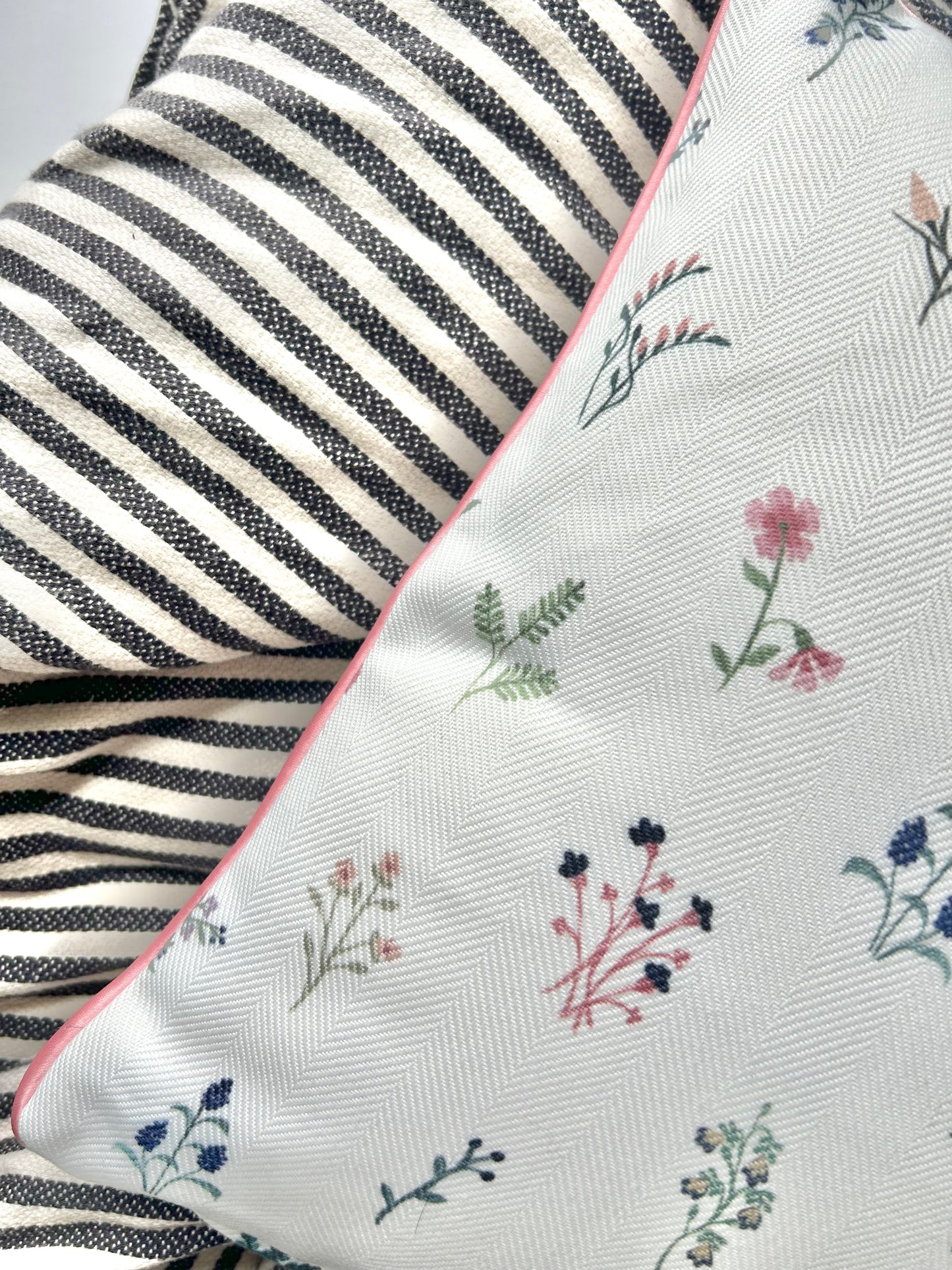 'Bluma' light Cushion
