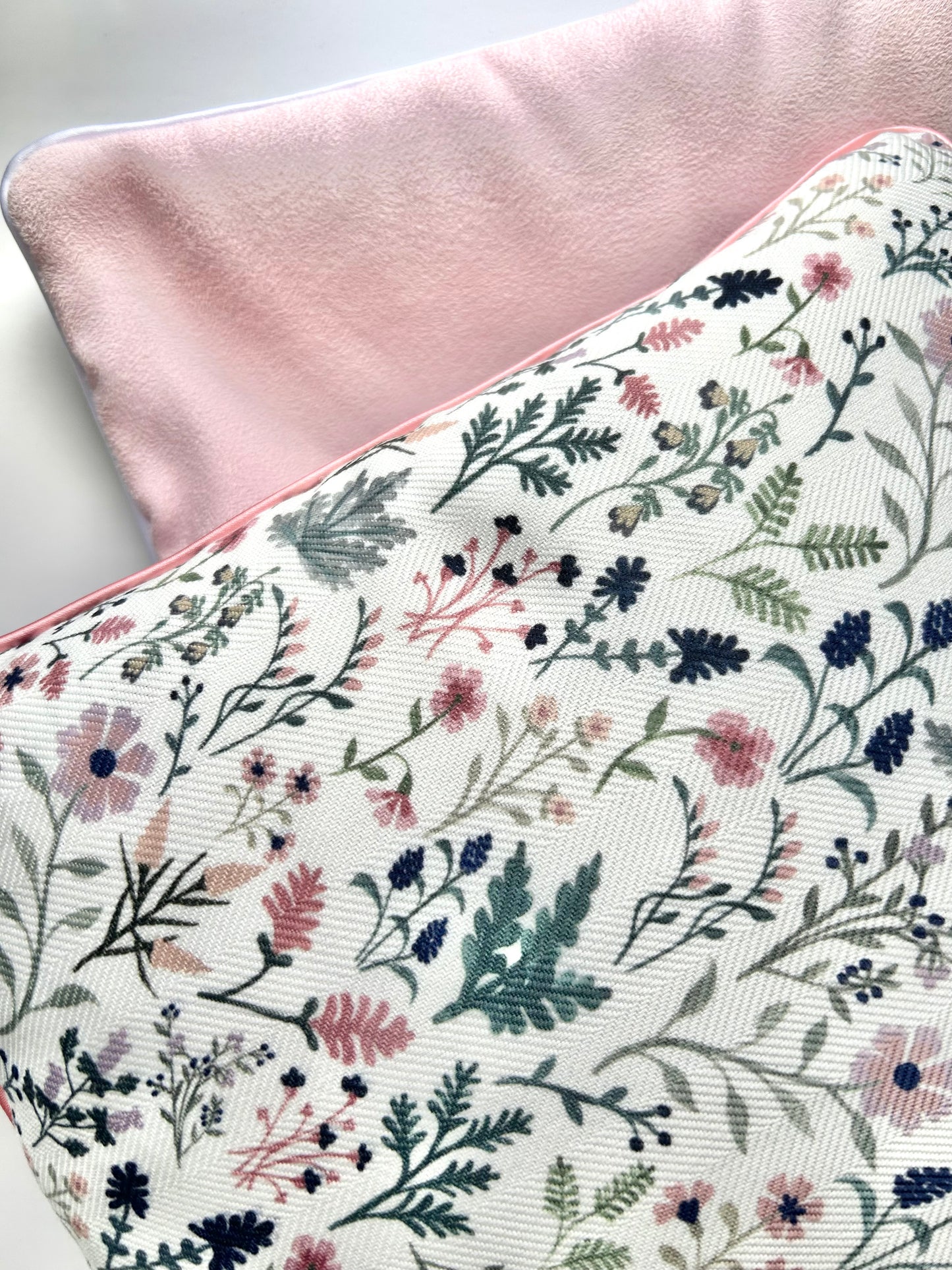 'Bluma' light Cushion