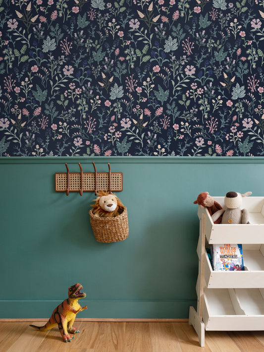 'Bluma' wallpaper in deep blue