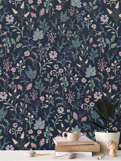 'Bluma' wallpaper in deep blue